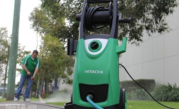 Máy phun rửa áp lực Hitachi AW130 nhiều phụ kiện kèm theo hấp dẫn